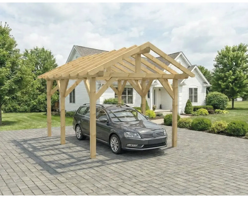 Holzcarport mit Auto vor Haus