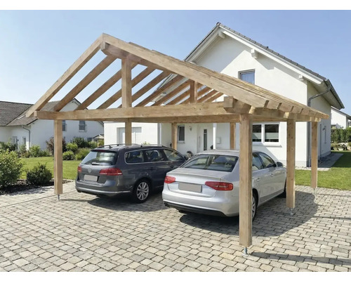 Holzcarport mit zwei geparkten Autos vor einem Haus