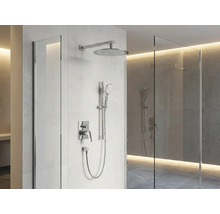 Dusche mit Regendusche, Handbrause, Duscharmatur und Duschwand