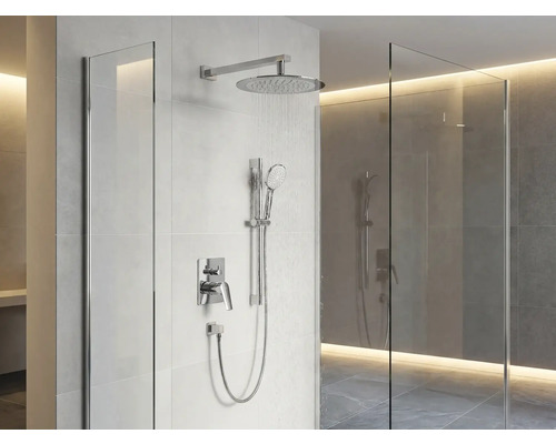 Dusche mit Regendusche, Handbrause, Duscharmatur und Duschwand
