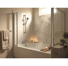 Helles Badezimmer mit Badewanne, Duschabtrennung und Handtüchern