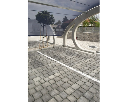 Parkplatz mit Rasengittersteinen und Markierung