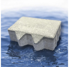 Grauer Pflasterstein im Wasser