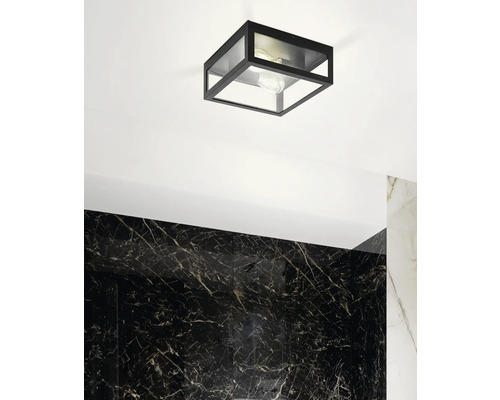 Schwarze Deckenleuchte mit Glaselementen im Badezimmer