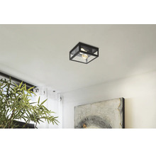 Quadratische Deckenleuchte mit Glaselementen im Wohnzimmer.