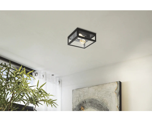 Quadratische Deckenleuchte mit Glaselementen im Wohnzimmer.