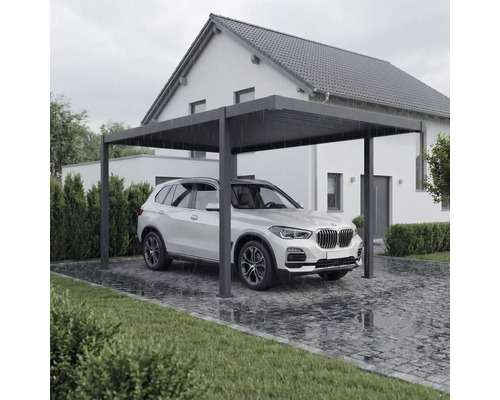 Modernes Carport aus Metall mit Auto auf gepflasterter Auffahrt vor Haus.