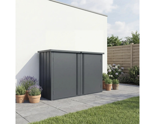 Grauer Gartenschrank auf Terrasse neben weißer Hauswand