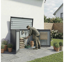 Mann ordnet Gartengeräte und Säcke in einer Gerätebox im Garten.