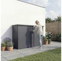 Frau öffnet eine Gerätebox im Garten, zur Aufbewahrung von Gartengeräten und Gartenmöbeln