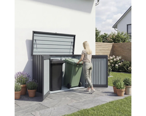 Frau schiebt Mülltonne in eine Mülltonnenbox im Außenbereich