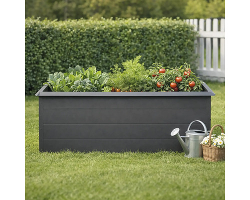 Hochbeet klassisch Konsta mit Schneckenrand 203 x 98 x 76 cm anthrazit Hochbeet mit Gemüse, Gießkanne und Korb mit Blumen im Garten.