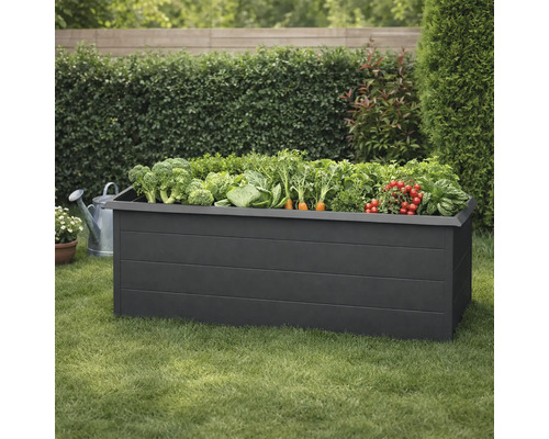 Hochbeet aus Holz mit Gemüse bepflanzt im Garten