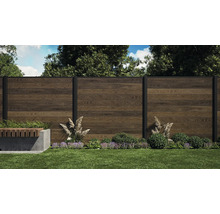 Gartenansicht mit Holzzaun, Rasen und Bepflanzung