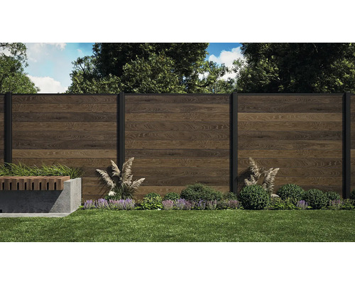 Gartenansicht mit Holzzaun, Rasen und Bepflanzung