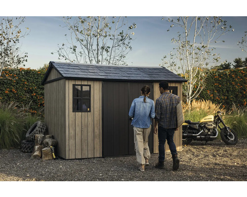 Gartenschuppen mit Satteldach und zwei Personen im Garten.