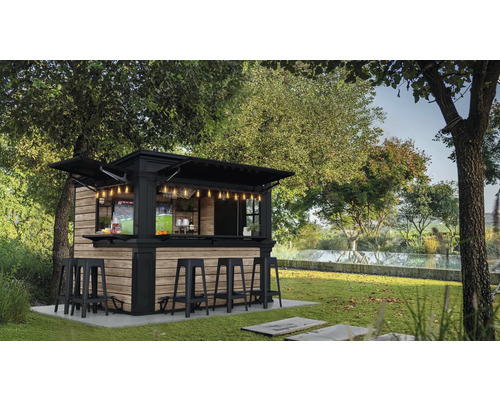 Outdoor-Bar mit Holzverkleidung, schwarzen Akzenten, Barhockern und Beleuchtung im Garten.