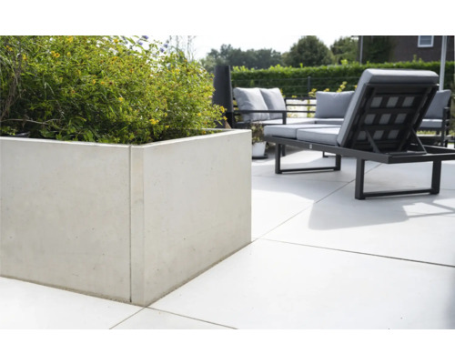 Betonblumenkasten im Gartenbereich mit Sitzgelegenheiten