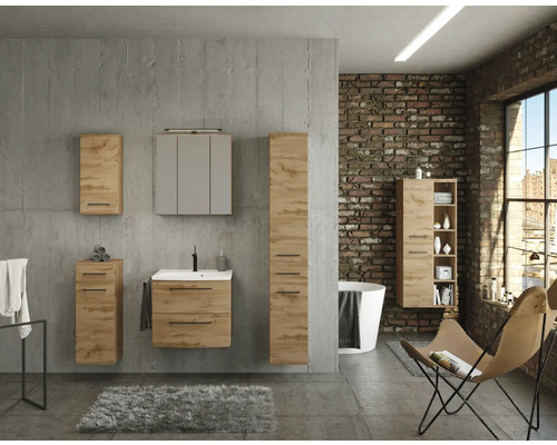Badezimmermöbel-Set in Eichenoptik vor einer Betonwand, mit Waschtischunterschrank, Spiegelschrank und Hängeschränken im Industriedesign.