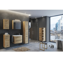Modernes Bad mit Möbeln in Eichenoptik, Waschbeckenunterschrank, Spiegelschrank, Hochschrank, dunkler Wand und Fenster mit Stadtblick.