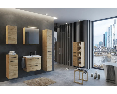 Modernes Bad mit Möbeln in Eichenoptik, Waschbeckenunterschrank, Spiegelschrank, Hochschrank, dunkler Wand und Fenster mit Stadtblick.