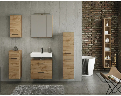 Badezimmermöbel-Set in Eichenoptik bestehend aus Waschtisch, Spiegelschrank und mehreren Schränken in einem Badezimmer im industriellen Stil.