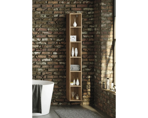 Hohes Wandregal aus Holz mit sechs Fächern an einer Backsteinwand neben einer weißen Badewanne, organisiertes Industriedesign.