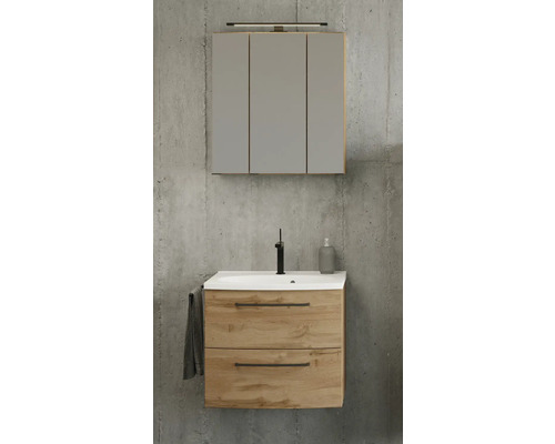Modernes Badezimmerset mit Waschbeckenunterschrank in Holzoptik, Waschbecken, Armatur und dreitürigem Spiegelschrank an einer Wand in Betonoptik.