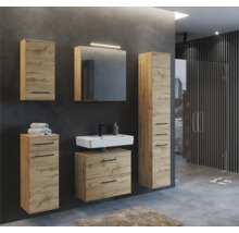 Modernes Badezimmer-Set in Eichenoptik mit Waschtisch, Spiegelschrank, Hochschrank und Beistellschränken an einer dunklen Wand.