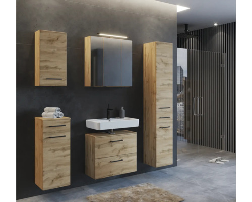 Modernes Badezimmer-Set in Eichenoptik mit Waschtisch, Spiegelschrank, Hochschrank und Beistellschränken an einer dunklen Wand.