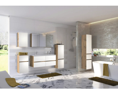 Modernes, helles Badezimmer mit weißen Möbeln in Eichenoptik, Waschbeckenunterschrank, Spiegelschrank, Hochschränken, Badewanne und Marmorfußboden.