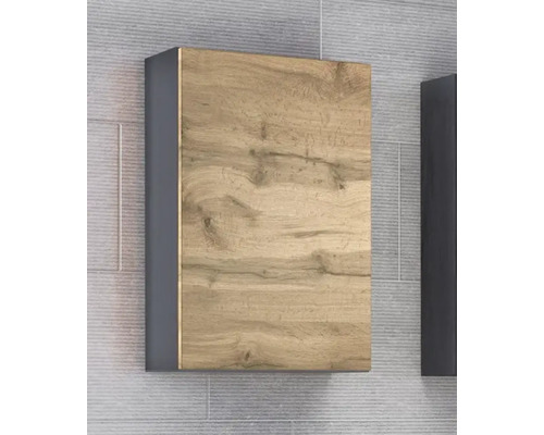 Wandhängender Badschrank mit dunkelgrauem Korpus und Front in Holzoptik, montiert an einer grau gefliesten Wand.