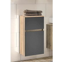Wandhängender Bad-Seitenschrank in Holzoptik mit zwei anthrazitfarbenen Türen in einem modern gefliesten Badezimmer.