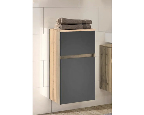 Wandhängender Bad-Seitenschrank in Holzoptik mit zwei anthrazitfarbenen Türen in einem modern gefliesten Badezimmer.