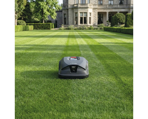 Rasenmähroboter auf einem Rasen vor einem Wohnhaus