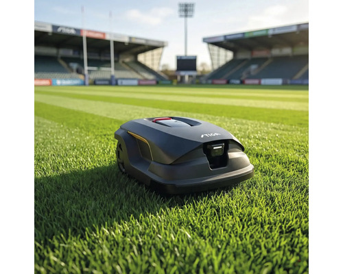 Rasenmähroboter auf einem Fußballfeld mit Rasenstreifen