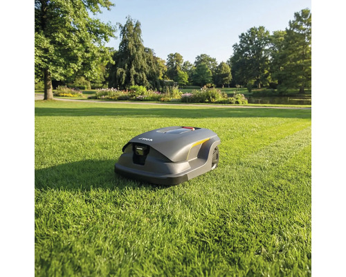 Rasenmähroboter auf einer Rasenfläche im Garten