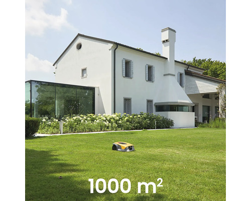 Rasenmäher Roboter im Garten vor einem Haus für Rasenflächen bis zu 1000 Quadratmeter