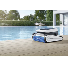 Poolreinigungsroboter auf Holzdeck neben Schwimmbad