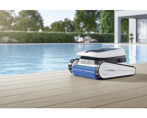 Poolreinigungsroboter auf Holzdeck neben Schwimmbad