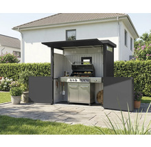 Grillplatz mit Grill, Grillbesteck und seitlichen Sichtschutzelementen
