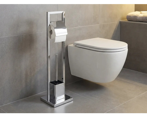 Toilette mit freistehendem Toilettenpapierhalter und Toilettenbürste im Badezimmer