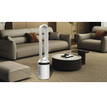 Turmventilator im Wohnzimmer mit Sofa und Couchtisch