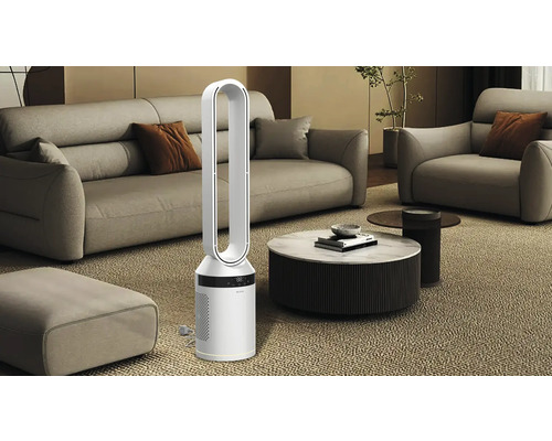 Turmventilator im Wohnzimmer mit Sofa und Couchtisch