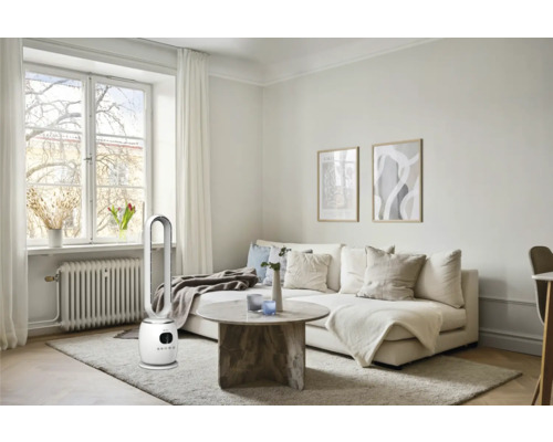 Heller Wohnraum mit Sofa, Tisch und Turmventilator