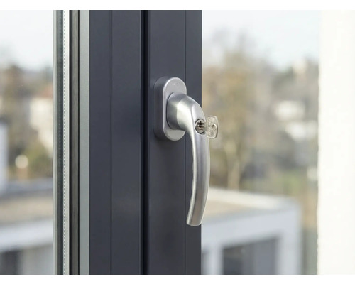 Fenster mit Fenstergriff und Schlüssel
