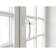 Fenster mit Fenstergriff und Schlüssel