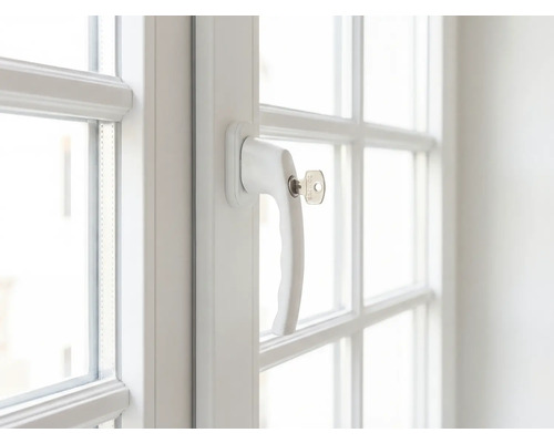 Fenster mit Fenstergriff und Schlüssel