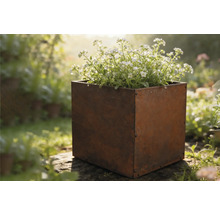 Quadratischer Pflanzkasten aus Metall mit Blumen