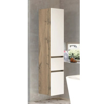 Hochschrank für das Badezimmer, Front in Weiß matt und Korpus in Eiche Dekor, wandhängend montiert.